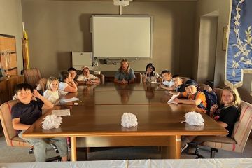 Giovedì 29 maggio un gruppetto di bambini di Asti, guidati da un animatore, hanno visitato il nostro Comune e hanno posto domande sui servizi presenti nel nostro territorio. Si sono rivelati bambini interessati e curiosi.