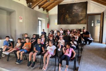 Il nostro Agente di Polizia Locale ha svolto nell'a.s. 2024-2025 delle lezioni sui comportamenti corretti da assumere per muoversi sulle strade ed i bimbi dell'Infanzia l'hanno ringraziato.