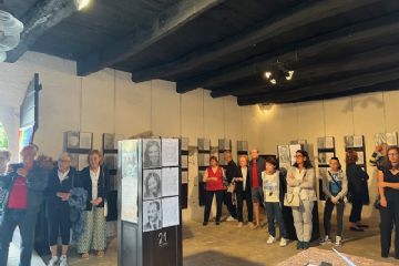 Apertura sabato 26 luglio 2025 fino al 23 agosto 2025, presso Casa Badanelli: un secolo di lavoro per seminare la PACE con i volti dei premi Nobel in china e carboncino realizzati dall'artista ungherese Monika Hafner.