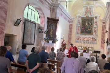 Domenica 3 agosto 2025, pomeriggio dedicato a San Fermo con una buona presenza di persone. Benedetta la corona della Madonna di Caravaggio.