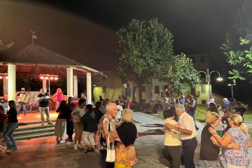 Una serata speciale mercoledì 06-08-2025: un inno all’estate, alla bellezza dello stare insieme, all’eleganza che non rinuncia al divertimento. Dopo una cena raffinata, preparata con cura, che celebra i sapori della buona cucina, la magia della musica, ma il vero ingrediente segreto le 280 persone presenti con la loro compagnia e il loro spirito!<br>Purtroppo a rovinare il tutto: un acquazzone alle 22. Merito alla Pro Loco per il grande impegno e coraggio!