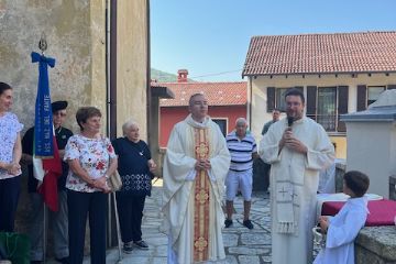Domenica 10 agosto 2025, a Sovazza, Santa Messa celebrata da Don Luca, nato a Monza, in villeggiatura a Farfareno, con la sua famiglia di origini sovazzesi.<br>Felici di conoscerla e grati per l’esperienza e per le riflessioni che certamente porterà con sé da una terra, come il Giappone, così ricca di storia, cultura e spiritualità, la comunità lo accoglie festosamente.<br>