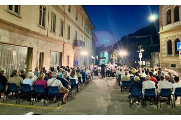 09-08-2025: concerto bandistico in Piazza ad Armeno. La Banda non è solo musica: è parte della nostra identità, è presenza nelle feste, nelle ricorrenze, nelle celebrazioni civili e religiose. È un pezzo del cuore del nostro paese. In cornice estiva, tra le note di marce, colonne sonore, brani classici o contemporanei, possiamo sentirci parte di qualcosa di più grande: una comunità viva, che si ritrova e condivide. <br>