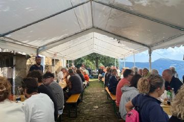 Sabato 23-08-2025 in molti si è saliti per l'aperitivo all'Alpe Apule e per il pranzo a base di polenta con salumi, carne, formaggi all'Alpe Mazza. Una giornata speciale nel verde sotto le Tre Montagnette.
