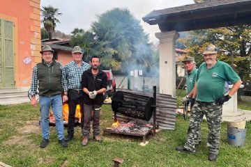 Nel giorno di Ognissanti, il gruppo Alpini Armeno è impegnato a cuocere caldarroste per tutti, in una giornata tipicamente autunnale.