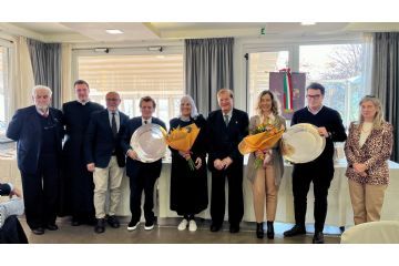 Le più sentite congratulazioni ai premiati:<br>- Al Presidente dell’Unione turistica Lago d’Orta Sig. Oreste Primatesta alberghiero dell’anno<br>- alla famiglia Amoretti per il premio alla carriera.<br>