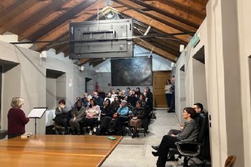 La referente della biblioteca, alla presenza di un numeroso pubblico, ha letto alcune pagine di Esther Hillesum (questo il suo vero nome), la quale nacque il 15 gennaio 1914 a Middelburg, in Olanda, da una famiglia della borghesia intellettuale ebraica. Viveva ad Amsterdam. A 27 anni iniziò a scrivere il suo diario e a 29 fu uccisa ad Auschwitz nel novembre 1943. Prima della sua partenza per il campo di transito nazista di Westerbork, nel nord est dell’Olanda, Etty consegnò i diari all’amica Maria Tuinzing. Le chiese di portarli allo scrittore Klaas Smelik, nel caso in cui lei non avesse fatto ritorno, con la preghiera di curarne la pubblicazione.