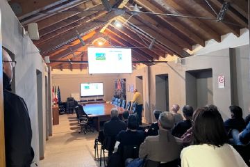 Martedì 24 febbraio 2026, alle ore 21, in aula consiliare, Alfredo Miotti, referente della Cer di Arona, ha presentato la comunità energetica rinnovabile del Roero, nata il 13 maggio 2024 con 20 Comuni della provincia di Cuneo.<br>Lo scopo della Cer è quello di promuovere l'uso di energia green, favorire i membri dell'associazione, sviluppare lo spirito di coesione sociale. Questo è il terzo incontro sulle CER, ora gli Amministratori faranno le dovute valutazioni.