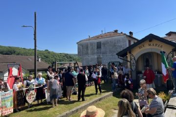 Il gruppo folcloristico Mottarone "Avv. Fiorito", sabato 23 maggio 2026, ha festeggiato quasi un secolo di vita, di passione, di sacrifici e di gioie condivise. Attraverso la musica, i balli tradizionali e iniziative storiche radicate nel tempo, come il celebre e amato "Giro dei Cortili", hanno saputo mantenere vive le radici di questo territorio.