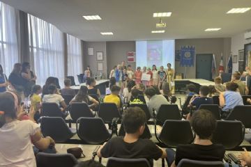 Un grande plauso a tutte le nostre scuole che sono riuscite ad essere in graduatoria per gli elaborati prodotti.<br>A volte noi grandi complichiamo le cose, ma leggendo e guardando i lavori ho capito che loro hanno le idee molto più chiare di noi. Ci hanno ricordato che il rispetto non è una regola noiosa scritta su un libro, ma qualcosa che si fa tutti i giorni.