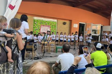 28-05-2026: La scuola materna è un luogo magico: è qui che si stringono le prime vere amicizie, si impara a condividere, a rispettare le regole del vivere insieme e a scoprire il mondo con occhi curiosi.<br>Dietro a ogni traguardo raggiunto da questi piccoli, c'è il lavoro fondamentale di una grande squadra. <br>Un grazie a tutti: insegnanti, personale scolastico, famiglie e buona pensione alla Maestra Raffaella.