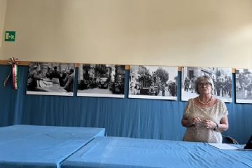 Ottanta anni fa, il 2 giugno del 1946, il popolo italiano – per la prima volta a suffragio universale, con le donne protagoniste determinanti della scelta – imboccò una strada nuova. Fu una svolta epocale: lasciarsi alle spalle le macerie della guerra, la dittatura e la monarchia, per scegliere la democrazia, la libertà e la Repubblica.<br>"La Repubblica è l'impegno di tutti per il bene di ciascuno."<br>Apertura mostra 1 giugno 2026 con decreti e foto del 26 aprile 1946, grazie all'ISRN.