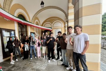 Auguri per aver raggiunto la maggiore età: 18 anni nell'anno degli 8 decenni della Repubblica italiana. <br>Un traguardo che porta in dono una parola bellissima, ma impegnativa: Libertà.<br>La libertà di scegliere per chi votare e da che parte stare.<br>La libertà di guidare, di viaggiare, di firmare i vostri contratti.<br>La libertà di sbagliare e di ricominciare, sotto la vostra totale responsabilità.<br>Ma la libertà, vedete, è come una medaglia: ha due facce. E l'altra faccia della medaglia si chiama Responsabilità.<br>
