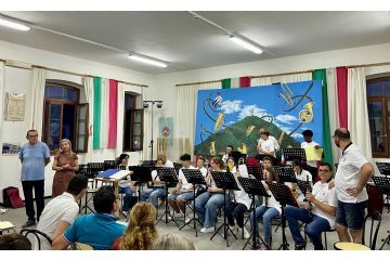 24-06-2026: esibizione giovani della scuola di orientamento musicale.<br>Vedere un gruppo di bambini/ragazzi impegnati a suonare, a studiare uno strumento musicale riempie il mio cuore di orgoglio e quello degli Amministratori. La musica è un linguaggio universale che unisce, è anche una straordinaria scuola di vita: insegna l’importanza dell’ascolto, del rispetto dei tempi altrui e del valore del gruppo. Nella banda non si suona mai da soli, si suona insieme, e questo è il messaggio più bello che i nostri giovani possano dare alla comunità.