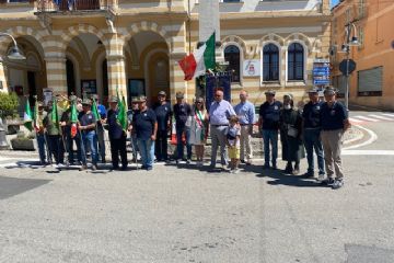 05-07-2026<br>Quando pensiamo agli Alpini, pensiamo a tre parole chiave:<br>•	Solidarietà: Siete sempre i primi ad arrivare dove c'è bisogno, nelle emergenze, nelle calamità, nel silenzioso lavoro quotidiano di volontariato.<br>•	Memoria: Custodite il ricordo di chi è andato avanti, ricordandoci il prezzo della libertà e della pace.<br>•	Territorio: Siete i custodi delle nostre montagne, delle nostre tradizioni e di quell'identità che ci rende fieri delle nostre radici.<br>"Di qui non si passa" è il vostro storico motto. Ma oggi, guardandovi, mi viene da dire che dove passano gli Alpini, passano sempre la speranza, l'aiuto concreto e la gioia dello stare insieme.<br>Che questa Adunata possa rinnovare in ognuno di noi l'orgoglio di essere italiani e il desiderio di metterci al servizio degli altri. Grazie per quello che fate, grazie per quello che siete.<br>