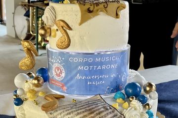 12-07-2026<br>La banda non è semplicemente un gruppo di musicisti che esegue uno spartito. La banda è il battito cardiaco di una comunità.<br>Essa c'è nei momenti di festa, nelle celebrazioni solenni, nei momenti di gioia e in quelli di cordoglio. Ha unito le generazioni. Guardando tra le vostre fila, la bellezza più grande è proprio questa: vedere il musicante anziano, custode di memoria ed esperienza, suonare fianco a fianco con il giovane esordiente, che porta freschezza e futuro. Questo è il più grande servizio sociale e culturale che possono rendere al nostro paese.<br>Oggi il Corpo Musicale del Mottarone festeggia il suo mezzo secolo di vita guardando al futuro:<br>•	Una scuola di musica sempre attiva per formare le nuove leve.<br>•	Un repertorio eclettico che spazia dalla tradizione classica ai ritmi moderni.<br>•	L'orgoglio di portare il nome del Mottarone ovunque risuonino le sue note<br><br>