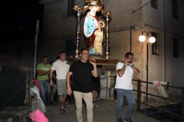 Come ogni anno le celebrazioni di Sant'Anna sono sempre molto sentite dai cittadini.<br>La processione di sabato 25 luglio 2926 è stata suggestiva e super affollata da piccoli, da grandi, da giovani e meno giovani.